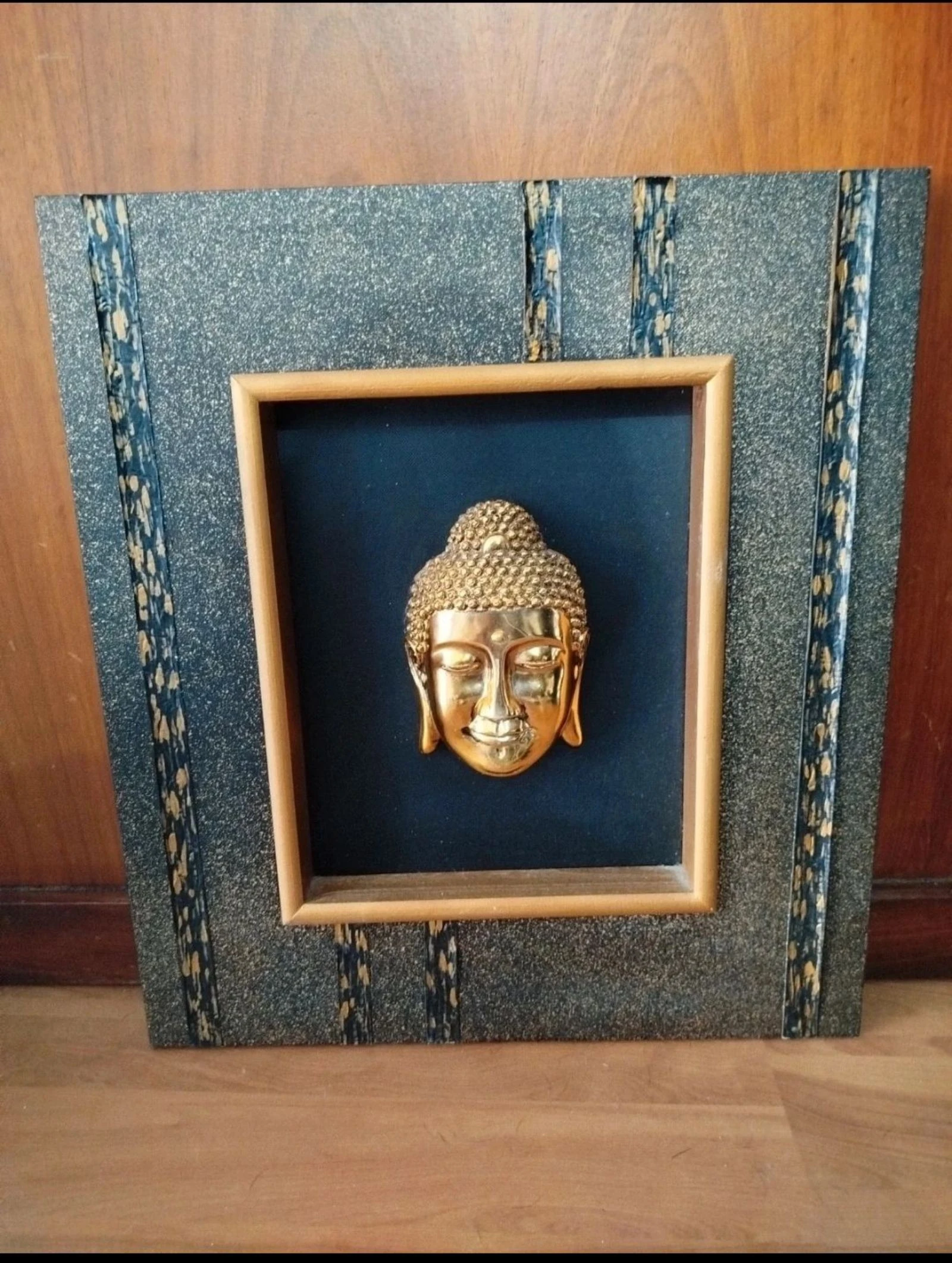 Quadro decorativo com máscara Buda em relevo